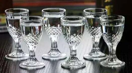 白酒為何不標注保質期？酒精飲料的獨特屬性解析